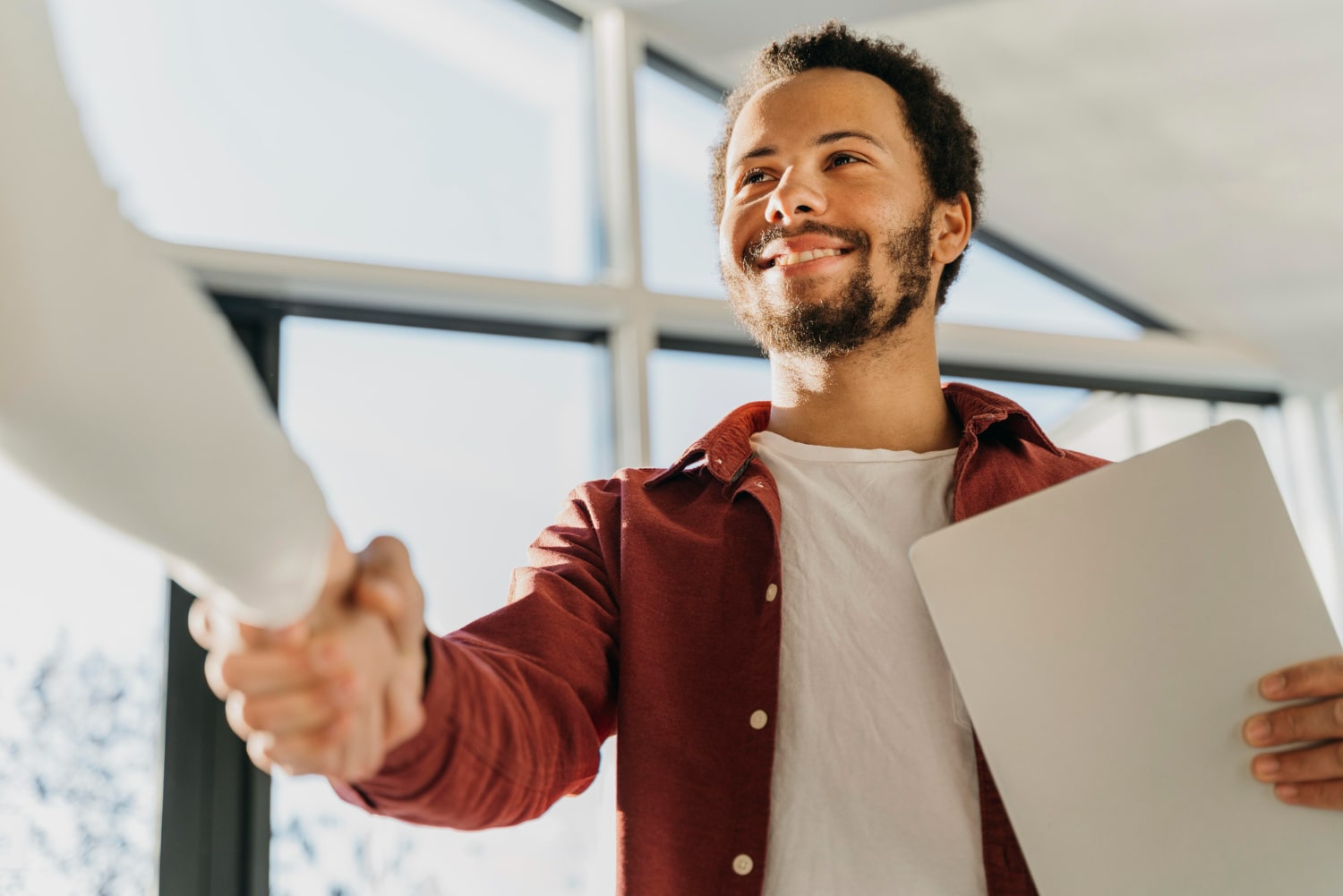 Consultora de seguros em atendimento